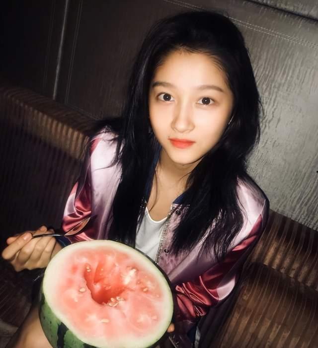 梵梵吃瓜网红拍照不露脸