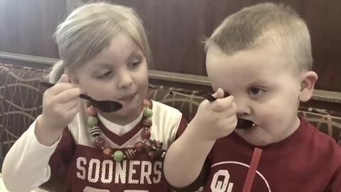 网红弟弟吃瓜图片搞笑,笑料横生引网友爆笑